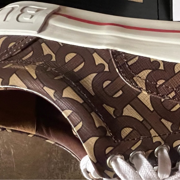 Women’s size 6 Burberry Shoes. Worn once. No damages or scratches. - Picture 14 of 15